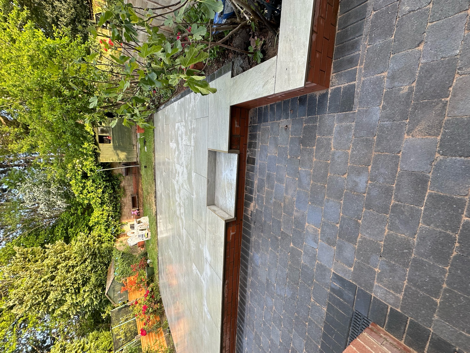 Porcelain patio with a block paved border